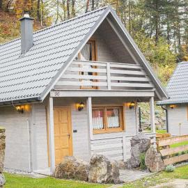 Chata pod hradom 1, hotel in Uhrovské Podhradie