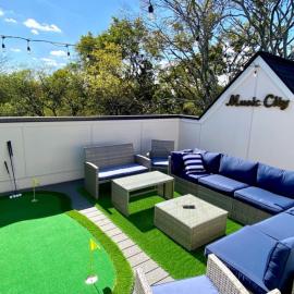 East Nashville Townhome 5min to Grand Ole Opry! Rooftop Deck, Grill, TV and Golf, hotel a Nashville