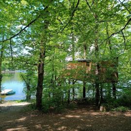 Les cabanes au bord du lac, hotel in Saint-Gérons