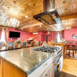 Saloon-Style Prosser Loft in WA Wine Country!, hotel en Prosser