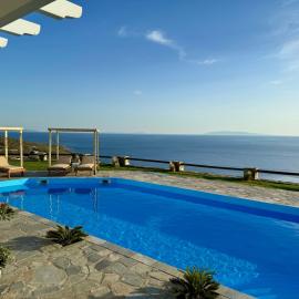 Charakas Horizon, hotel di Gavrion