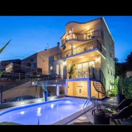 Luxury Apartments with Private Pool and Sauna or with jacuzzi near Split , Sea View, hotel sa Podstrana