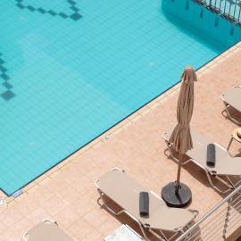 Thelèsi Apartments, 100m from the beach, Hotel in Stalós