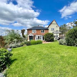 Cosy Coastal 2-Bedroom Cottage with Hot Tub and Log Burner, hotel in West Mersea
