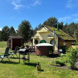 Pine Beach, hotel i Pērkone