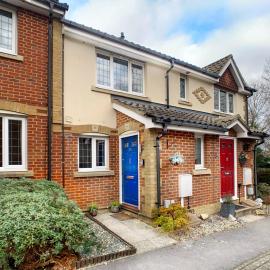 Knaphill - 2 Bedroom Terrace House - With Garden, hotel a Brookwood