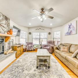 Ruidoso Cabin Rental w/ Hot Tub: Near Midtown!