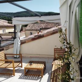 Viesnīca Un nid sur les toits avec terrasse pilsētā Apta