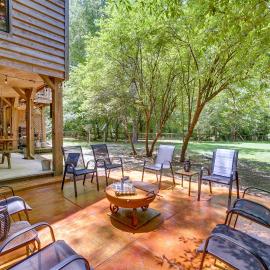 Riverfront Cabin w/ Outdoor Oasis in Seminary!，Collins的飯店