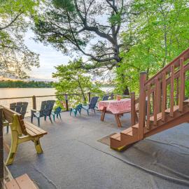 Lakefront Family Retreat w/ Private Dock!, hotel a Rice Lake