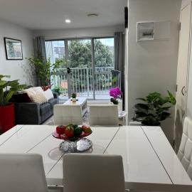 Immaculate 3 bd 2 bth apartment Free Carpark & pool, hotel in Auckland