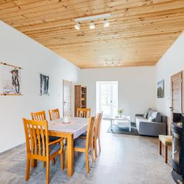Dvůr Dolenec, hotel u gradu Rohoznice