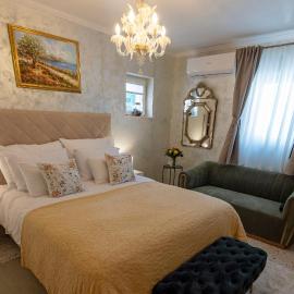 Villa Arba - authentic Mediterranean villa with jacuzzi, hotel na Rabu