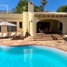 Villa de estilo español con jardín y piscina