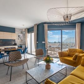 Luxury Mind Vue Exceptionnelle Pied dans l'eau Parkings privés 2 places Climatisation Hyper centre logement d'exception, hotel in La Grande Motte
