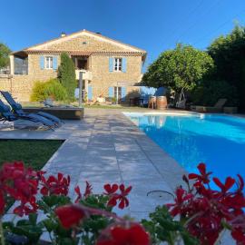 Studio avec terrasse privative et piscine, готель у місті Grillon