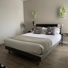 Viesnīca Cit'Hotel Logis Le Chêne Vert pilsētā Lesabldolona
