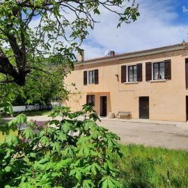 La ferme d'Yvette et Zou, au coeur des Baronnies Provencales, pour un séjour en famille ou entre amis โรงแรมในBarret-sur-Meouge