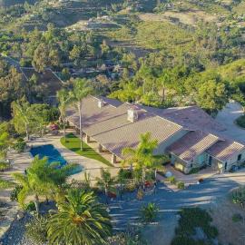 Gorgeous Private Estate with Pool & Pickleball Court