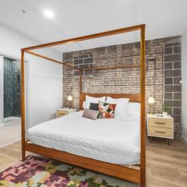 Centrally located private king suite, hótel í Grand Rapids