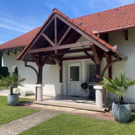 Frankie Holiday Apartment II., hotel in Balatongyörök