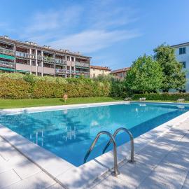 Sunflower House with Pool and Solarium Area