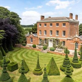 CRESSY HALL - Historic Grade II Listed Manor, Gorgeous Topiary Garden, hotel v destinaci Gosberton