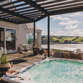 The Curlews - Waterside, boutique home with 10 person spa