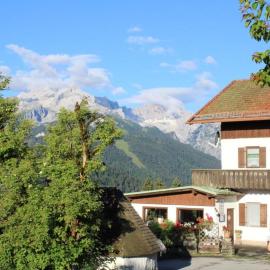 Pfeiffer Alm Garni mit Blick auf die Zugspitze