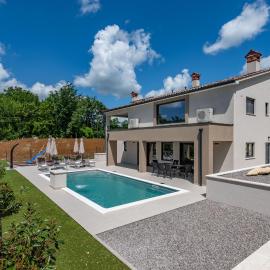 Villa Mochi, a beautiful modern villa in a tranquil enviroment, hotelli kohteessa Pićan