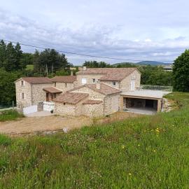 Ancienne ferme tranquille en Haute Ardèche, hotel a Étables
