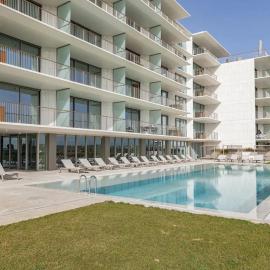 Bayline- Beachfront and Pool, hotel in Armação de Pêra