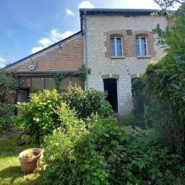 Maison de charme dans joli jardin arboré de 300 m2