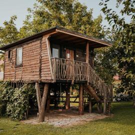 Stork Nest Treehouse - Ranč Jureš Štrkovo gnezdo – hotel w mieście Ljutomer