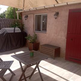 Gîte à la ferme, hotel a Laudun
