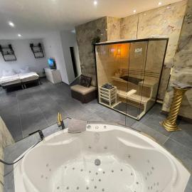 Suite Julius Cesar mit Private Sauna & Whirlpool、ベルリンのホテル