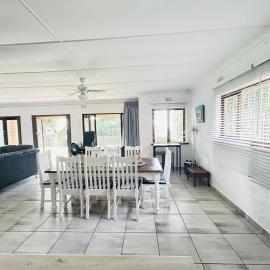 Meet U at the Beach Family Home Umzumbe, hotel in Hibberdene
