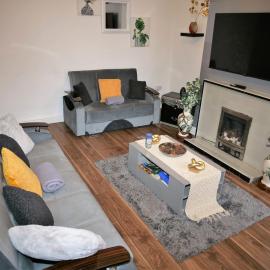 Comfortable Home From Home Bolton Central - Sleeps - 10, hotel in Bolton