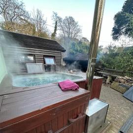 The hot tub by the waterfall - facilities included, hotel u gradu 'Lower Foxdale'