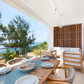 Oceanfront 3BR and 3BA Apartment with beach access, hotel in Grande Gaube