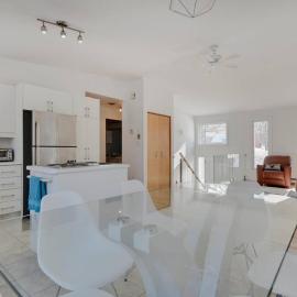 Cozy home with hot tub near airport