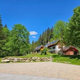Pohorje House 2 a Private Riverside Apartment, hotel in Oplotnica