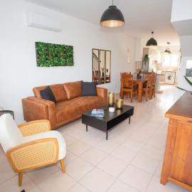 estéa - Olympia's SkyView Townhouse with a Pool โรงแรมในปาฟอสซิตี้