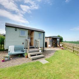 Hetton Law Shepherds Hut, Northumberland, hotel in Holburn