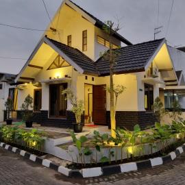 House of Pringgitan, hotel v destinaci Ngemplak
