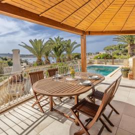 Azure Dream: Lux 4-Bed Villa with Pool, Sea View & Garage、メーリッハのホテル