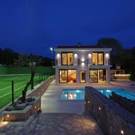 Villa Sokol with tennis court, heating pool, gym and sauna, hotelli kohteessa Sokoli