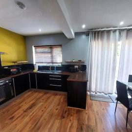 Spacious 5 bedroom House London, hotel in Dagenham