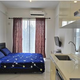 Apt Sky House BSD Studio with Pool & Wi-Fi by Damaresa, hotel di Cilenggang