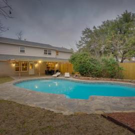 Heart of Dallas - Mansion with Backyard Pool Oasis